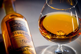 Didgori Georgian Brandy into the glass with a bottle of drink